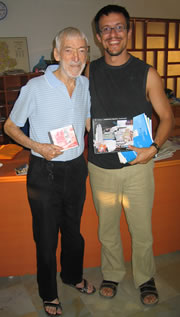 Vicente Ferrer y el arquitecto de la Fundación, Iñaqui Barba, con los programas de CYPE